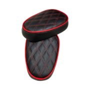 Custom made zadels zwart met rode rand en stiksels
